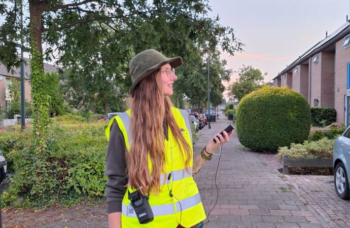 Vleermuisonderzoek bij Teia. Veldmedewerker Lisa in beeld